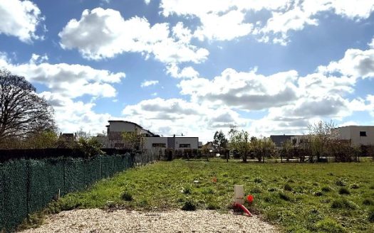 Beautiful 666sqm serviced plot of land
