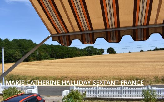 FAMILY HOME WITH UNOBSTRUCTED VIEWS NEAR AMENITIES