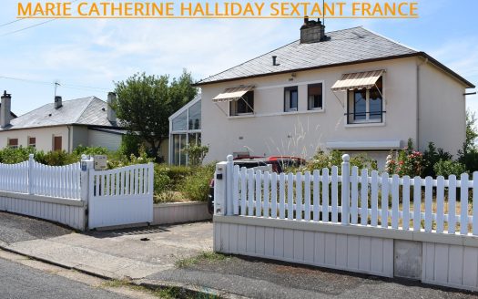 FAMILY HOME WITH UNOBSTRUCTED VIEWS NEAR AMENITIES