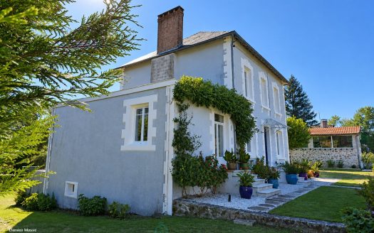 Manor house from the 1930s – Elegance, nature and village life in the heart of the green Périgord.