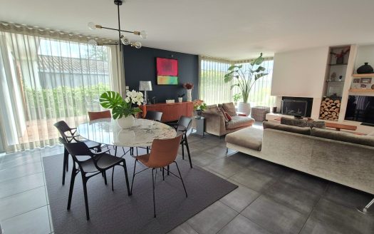 Modern and bright house, 4 bedrooms, double garage, landscaped garden