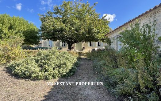 Entre-Deux-Mers: a beautiful, charming stone and rubble-stone residence with views of the rolling hills and surrounding countryside.
