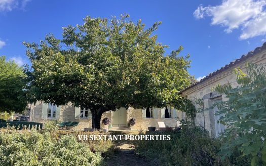 Entre-Deux-Mers: a beautiful, charming stone and rubble-stone residence with views of the rolling hills and surrounding countryside.