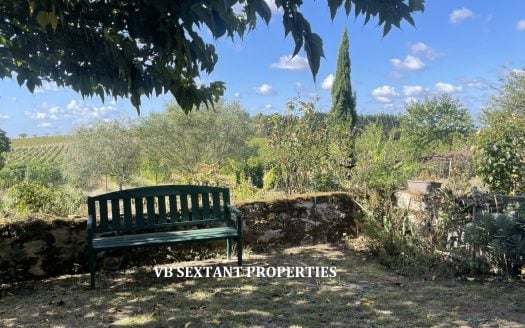 Entre-Deux-Mers: a beautiful, charming stone and rubble-stone residence with views of the rolling hills and surrounding countryside.