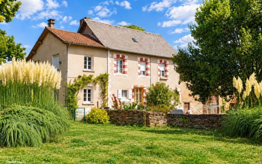 Former farmhouse nestled in the heart of 10 hectares of green and preserved nature, in the Périgord vert.