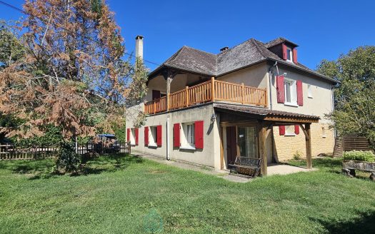 House with Swimming Pool and Independent Studio in Saint-Vincent-de-Cosse.