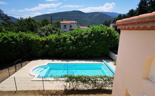 DETACHED 4-BED HOUSE WITH POOL, LARGE GARDEN AND OUTBUILDING