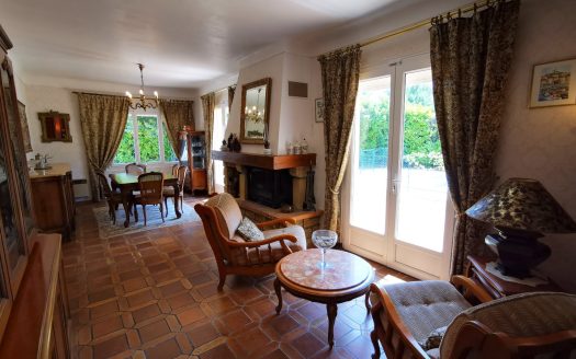 DETACHED 4-BED HOUSE WITH POOL, LARGE GARDEN AND OUTBUILDING