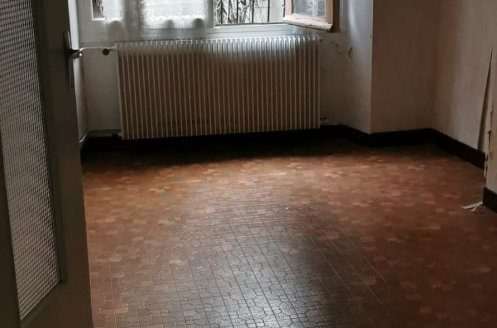 House to renovate in the city center