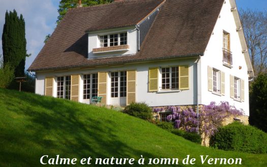 Near VERNON, family home built on a landscaped site, 50mn west of Paris