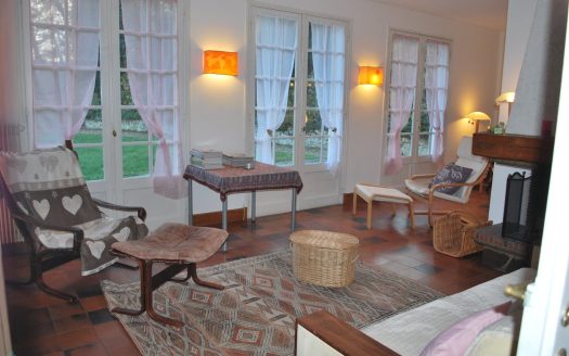 Near VERNON, family home built on a landscaped site, 50mn west of Paris