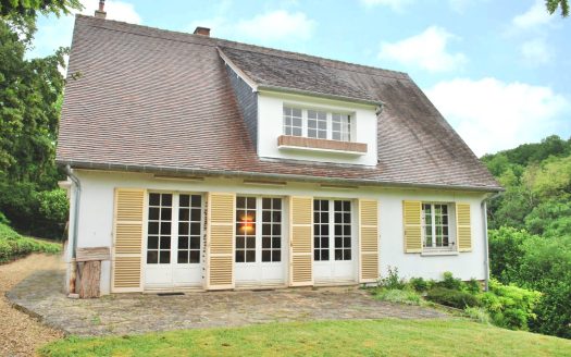 Near VERNON, family home built on a landscaped site, 50mn west of Paris