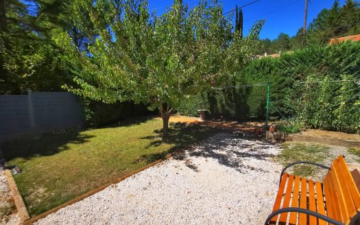 DETACHED 3-BED BUNGALOW WITH LARGE GARAGE AND PRIVATE GARDEN