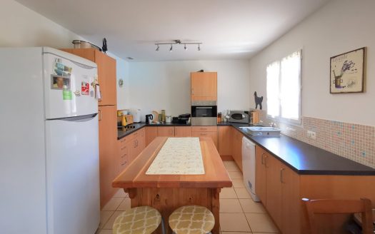 DETACHED 3-BED BUNGALOW WITH GARAGE AND POOL