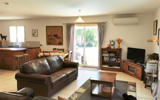 DETACHED 3-BED BUNGALOW WITH GARAGE AND POOL