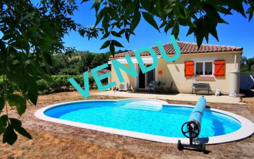 DETACHED 3-BED BUNGALOW WITH GARAGE AND POOL