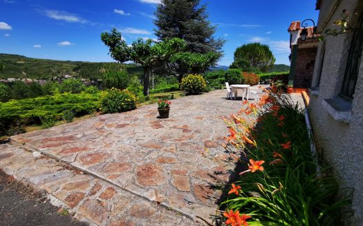 5-BED DETACHED HOUSE WITH 2 GARAGES, LARGE GARDEN AND OPEN VIEWS