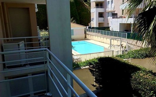 Large studio of 31 sqm, bright with terrace of 7.50 sqm