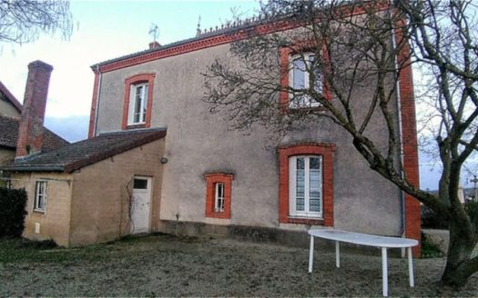 Character house with outbuildings in picturesque Charolais village