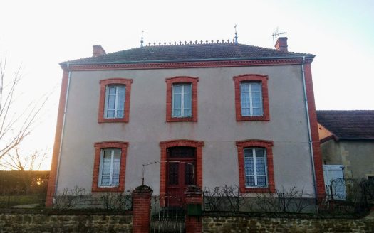 Character house with outbuildings in picturesque Charolais village