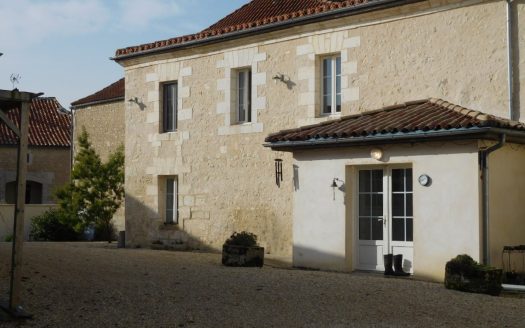 Charentaise house in the heart of a village