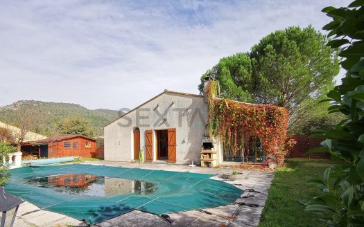 DETACHED BUNGALOW WITH POOL AND PRIVATE GARDEN
