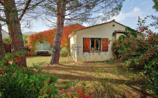 DETACHED BUNGALOW WITH POOL AND PRIVATE GARDEN