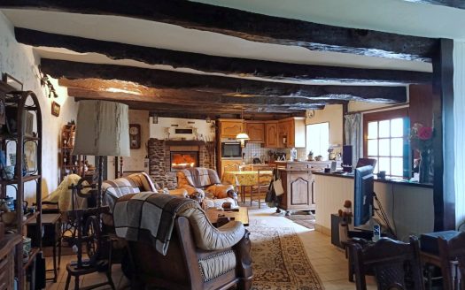 MORBIHAN Ménéac: Lovely detached 3 bed farmhouse set in 1 acre of grounds