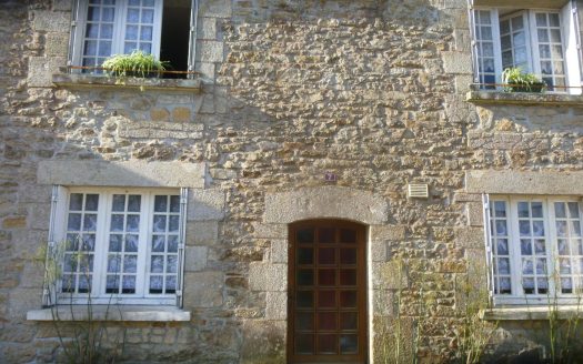 Building plot in a village and house to renovate