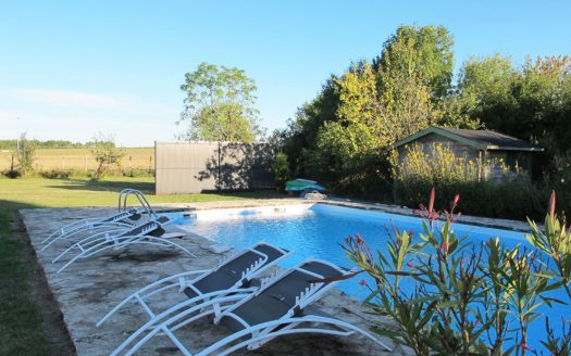 Charentaise 196 sqm with garden, swimming pool and outbuildings