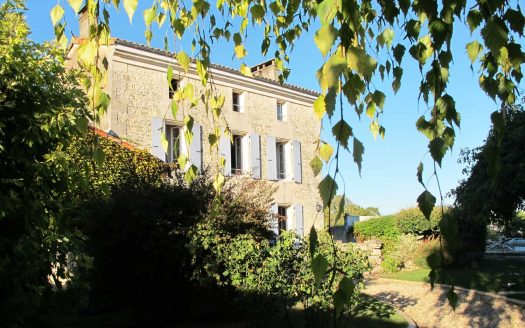 Charentaise 196 sqm with garden, swimming pool and outbuildings