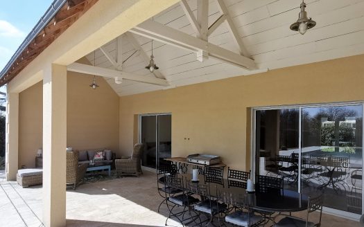 Contemporary house – great amenities