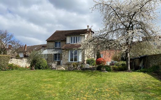 Charming house on the banks of the Seine