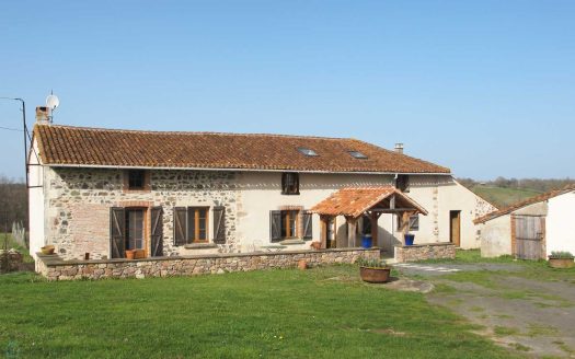 Old renovated farmhouse 194 sqm on a plot of 14 Ha