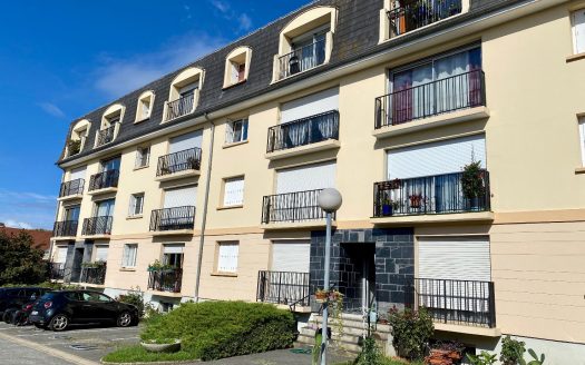 T3 apartment in the city center with garage