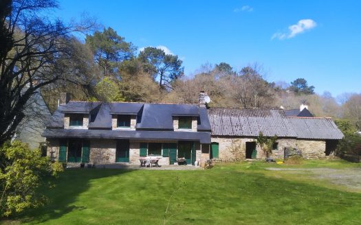 Pretty longere in the countryside with land of 8000 sqm