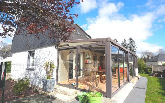 5 bedroom house and 25 sqm office with independent access