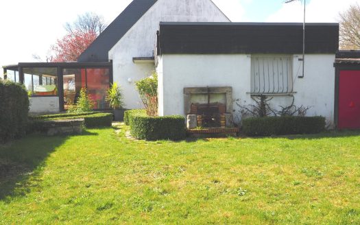5 bedroom house and 25 sqm office with independent access