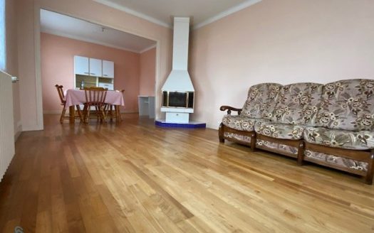 Beautiful detached house of 80sqm and its landscaped garden, with trees and fenced in a very quiet area