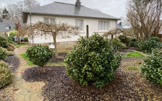 Beautiful detached house of 80sqm and its landscaped garden, with trees and fenced in a very quiet area