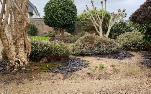 Beautiful detached house of 80sqm and its landscaped garden, with trees and fenced in a very quiet area