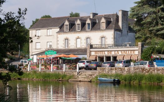 Hotel-Restaurant-Bar, 720sqm, on the banks of the Blavet river