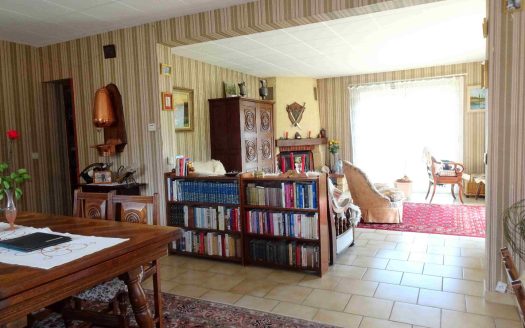 Single storey 4 room villa with garden and garage