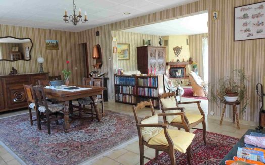 Single storey 4 room villa with garden and garage