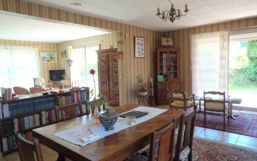 Single storey 4 room villa with garden and garage
