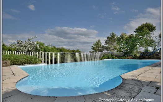 In Beaumont du Périgord, 14th century property, guest house, 2 gites, heated swimming pool, jacuzzi, on a 3.5 hectare site.