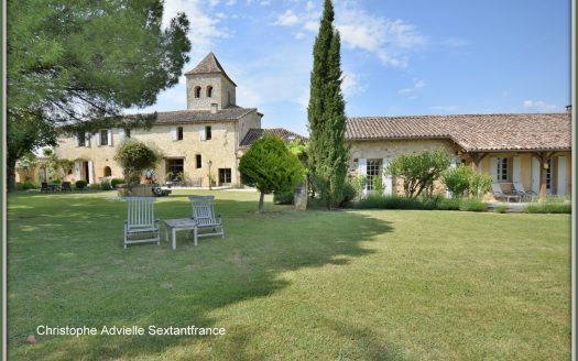 In Beaumont du Périgord, 14th century property, guest house, 2 gites, heated swimming pool, jacuzzi, on a 3.5 hectare site.