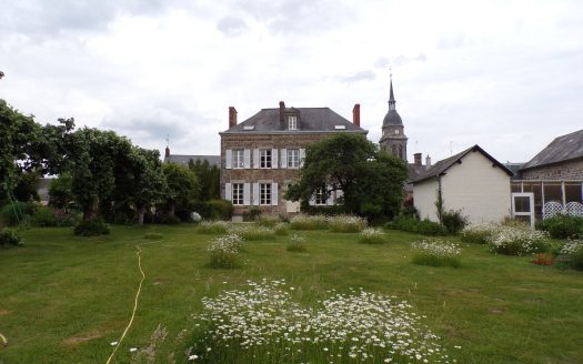 4920 sqm property entirely enclosed by stone walls and fenced hedges