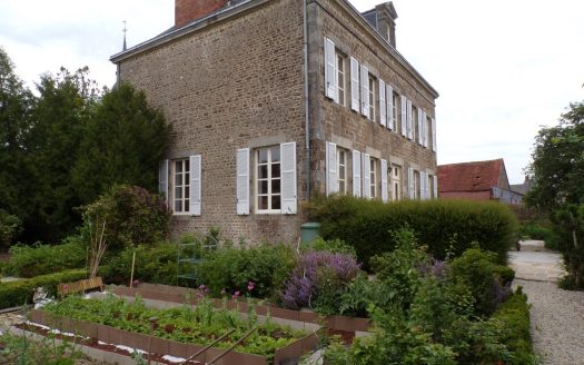 4920 sqm property entirely enclosed by stone walls and fenced hedges