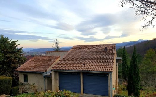 Beautiful architect-designed villa with exceptional views. Chatel-Guyon sector